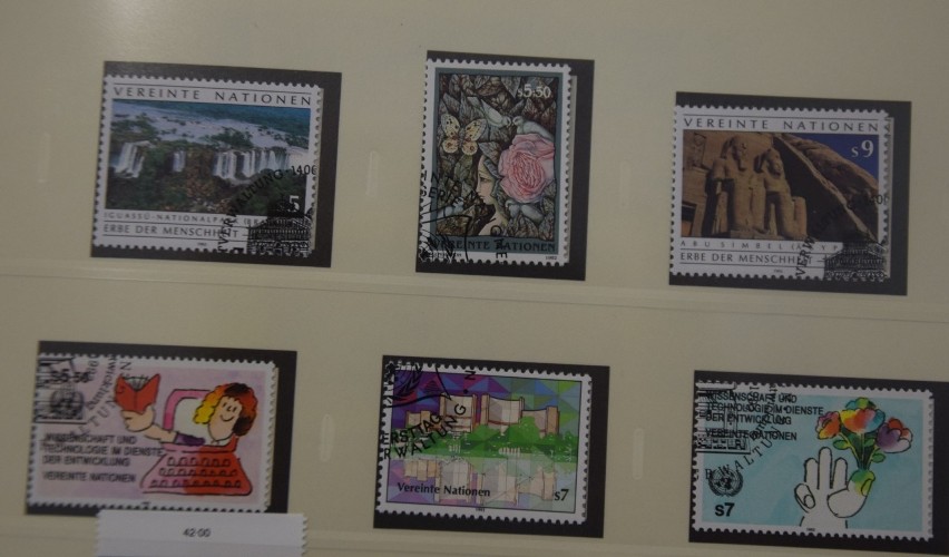 Kolekcja znaczków, jakie ambasador Janusz Niesyto podarował...