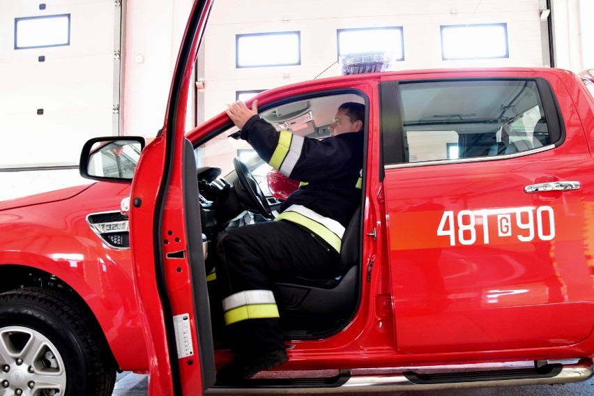 Nowy samochód dla PSP Malbork [ZDJĘCIA]. Strażacy dostali też skokochron i motopompę