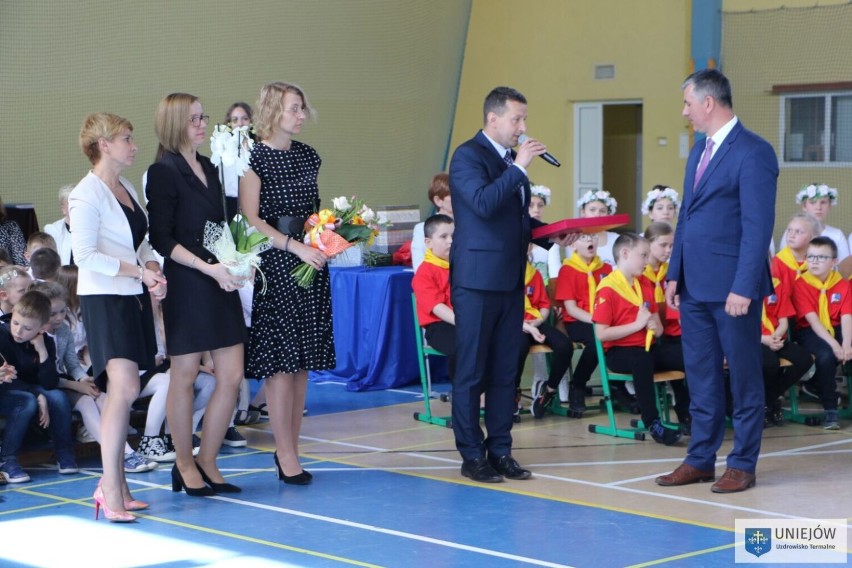 45-lecia nadania imienia i sztandaru obchodziła Szkoła Podstawowa w Uniejowie ZDJĘCIA