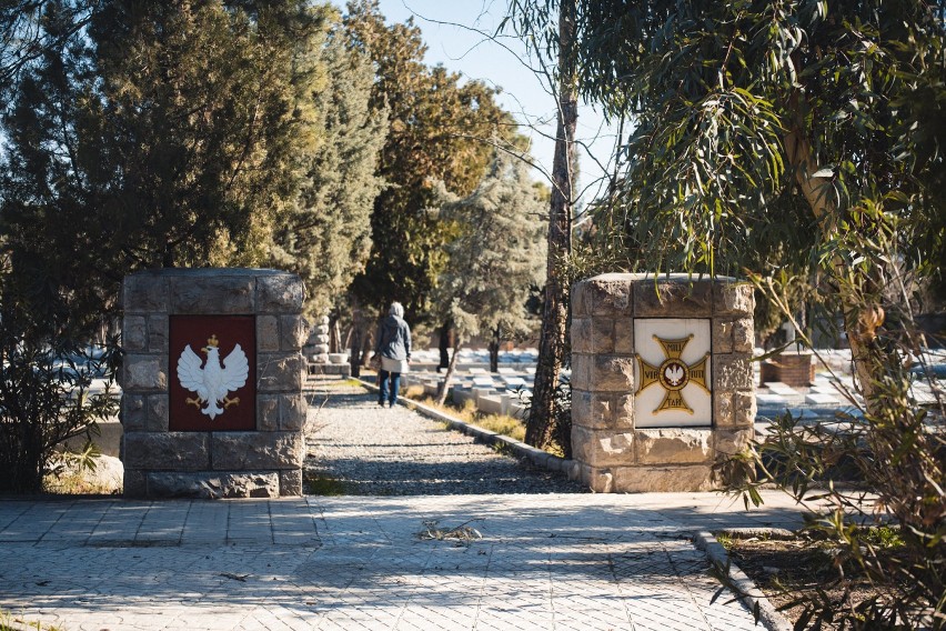 Malbork. Jadą starą karetką przez świat. Na polskim cmentarzu w Iranie i w mieście, z którego wg legendy wyruszyli Trzej Mędrcy [ZDJĘCIA]