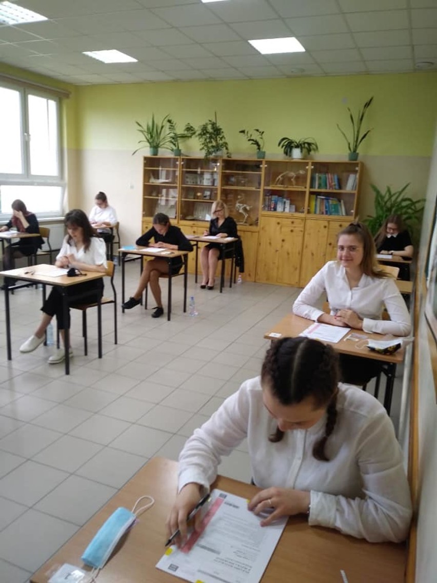 Matura 2020 w Liceum Ogólnokształcącym im. Romualda Traugutta w Lipnie. Na początek język polski [zdjęcia]