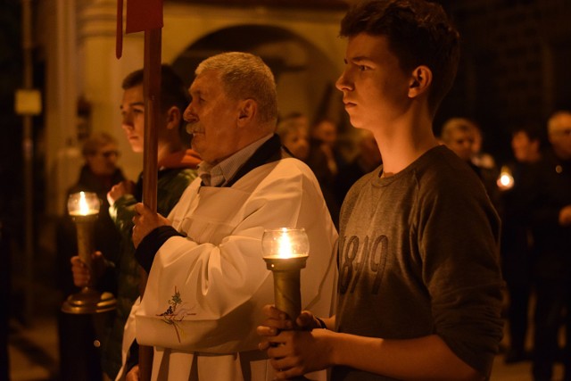 Wierni modląc się, przeszli od siedziby Starostwa Powiatowego w Jarosławiu na rynek, gdzie ze zniczy ułożono napis JP II.

 Zobacz też: Za nami "noc konfesjonałów". W całym kraju w nocy otwartych było 240 kościołów
