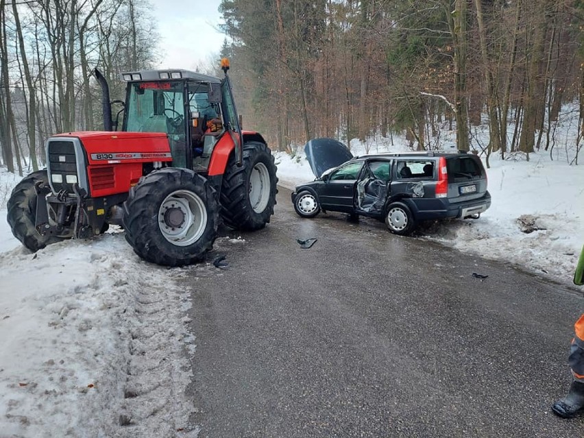 Zderzenie osobówki z traktorem w lecie między Gorenicami z...