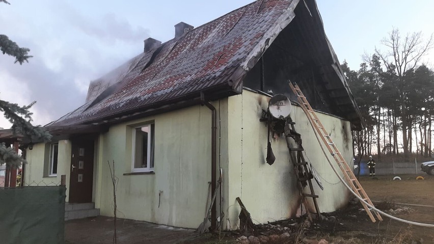 Pożar budynku jednorodzinnego w miejscowości Konstantynów gmina Kramsk. Z ogniem walczyło 31 strażaków