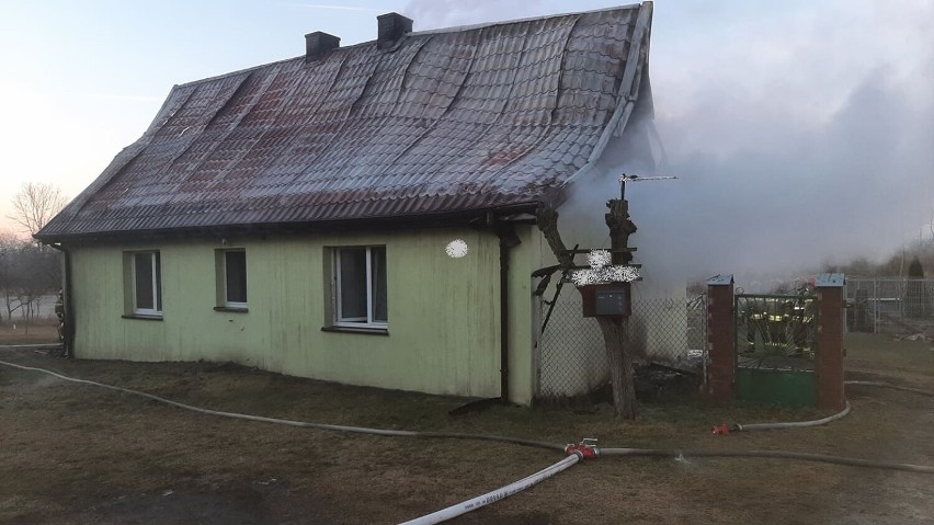Pożar budynku jednorodzinnego w miejscowości Konstantynów gmina Kramsk. Z ogniem walczyło 31 strażaków