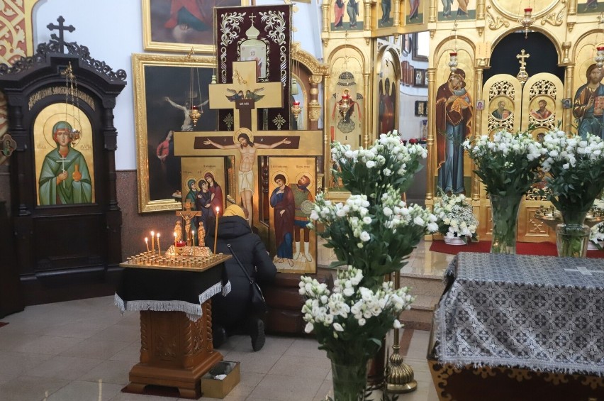 Wierni kościoła prawosławnego w piątek, 22 kwietnia,...