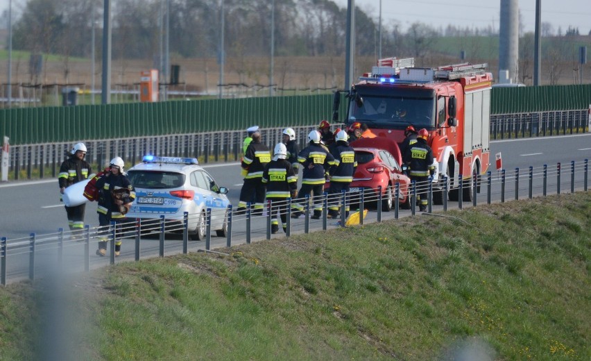 Na autostradzie w Malankowie samochód uderzył w bariery [wideo, zdjęcia]