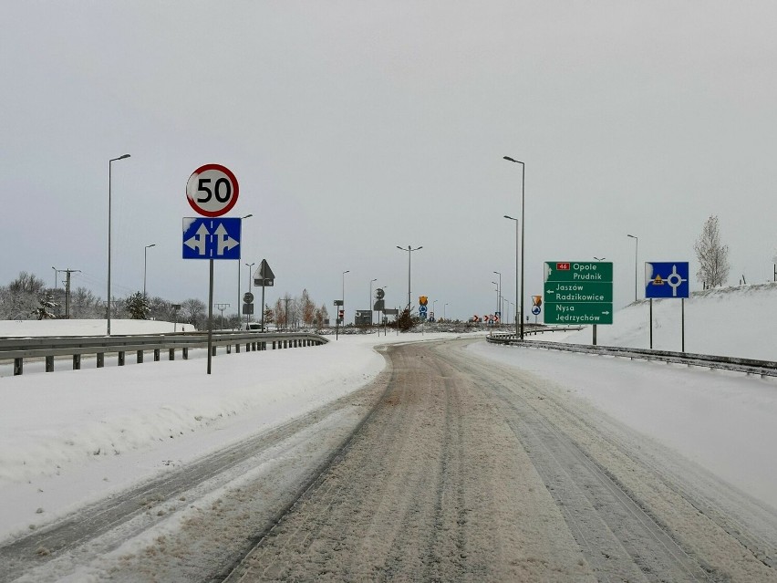 Na drodze krajowej nr 45 (kierunek Racibórz) zalega śnieg,...