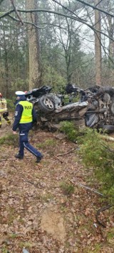 Ciało młodego mieszkańca Chojnic w rozbitym samochodzie. Prokurator prowadzi śledztwo [ZDJĘCIA]