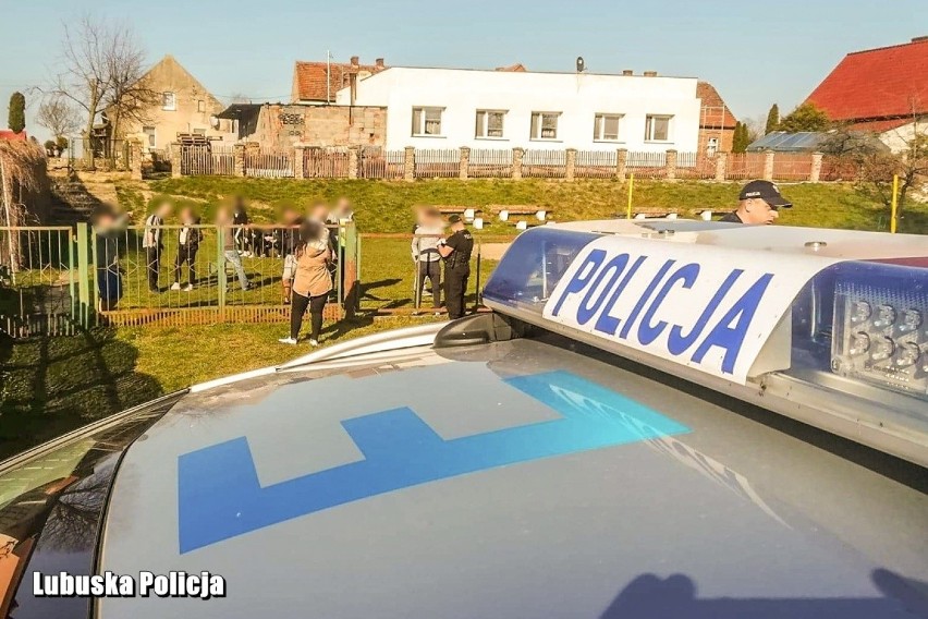 - Ludzie wybrali się pojeździć na motocyklach, urządzali...