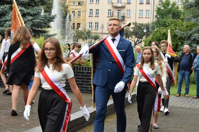 Uroczystość przy Pomniku Bohaterom Walk o Polskę w Nowej Soli. 1 sierpnia 2021 r., godz. 17. Delegacje szkół, instytucji, stowarzyszeń, władz miasta i powiatu oddały hołd bohaterom. 
Kliknij w zdjęcie i przejdź do galerii >>>>