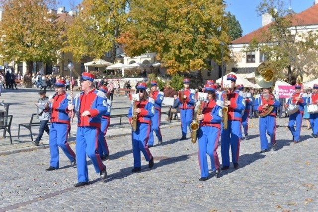 Czy Sandomierska Orkiestra  Dęta to już historia - pytają mieszkańcy, którzy z żalem wspominają ostatnie  obchody święta Konstytucji 3 Maja, kiedy po raz pierwszy od wielu lat na płycie Rynku  zabrakło muzyków. Orkiestra Dęta, która uświetniała miejskie uroczystości przestała działać z dnia na dzień.