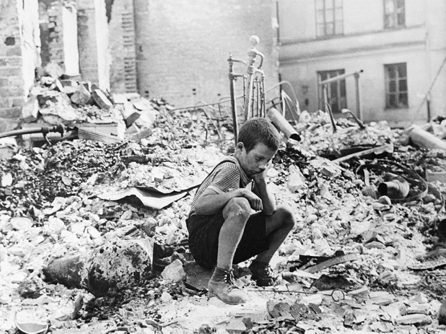9-letni Ryszard Pajewski na ruinach jednej ze zbombardowanych kamienic