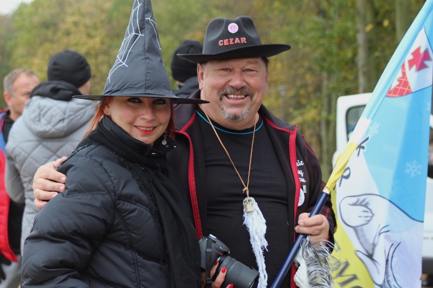 Gnieźnieńskie morsowanie w jez. Winiary z okazji Halloween