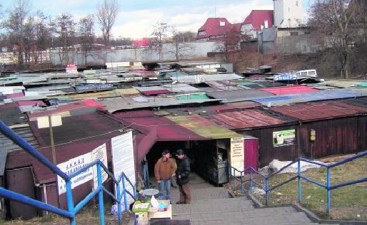 Kupcy handlują przy ul. Piastowskiej od ponad 30 lat