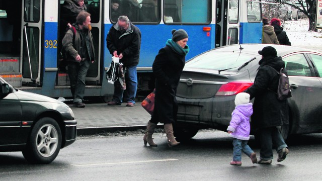 Plac Bohaterów Getta. Przez pół godziny 80 osób weszło na jezdnię w niedozwolonym miejscu