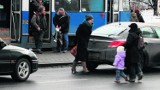 Kraków: przy pl. Bohaterów Getta piesi pchają się pod auta