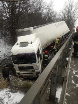 Częstochowa: Ciężarówka wjechała do rowu na ulicy św. Rocha [ZDJĘCIA]. Na szczęście nikomu nic się nie stało