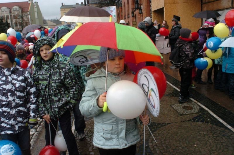 Społeczne Towarzystwo Oświatowe w Słupsku: Marsz ulicami miasta z okazji 25-lecia szkoły [ZDJĘCIA]