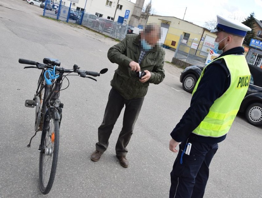 Akcja "Bezpieczny rowerzysta" w powiecie puckim. Mundurowi ostrzegają rowerzystów i przypominają: na ścieżkach to piesi mają pierwszeństwo