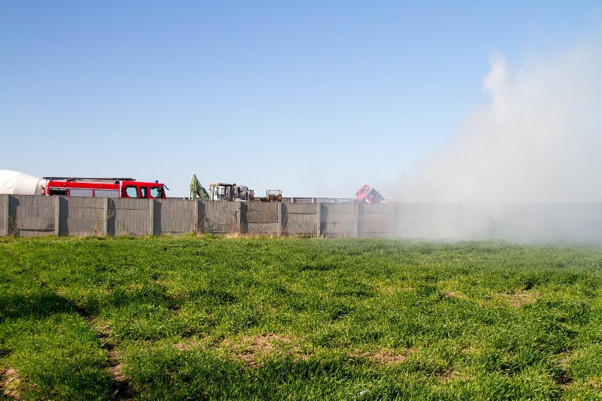Pożar w Drzonku - paliły się plastikowe elementy aut