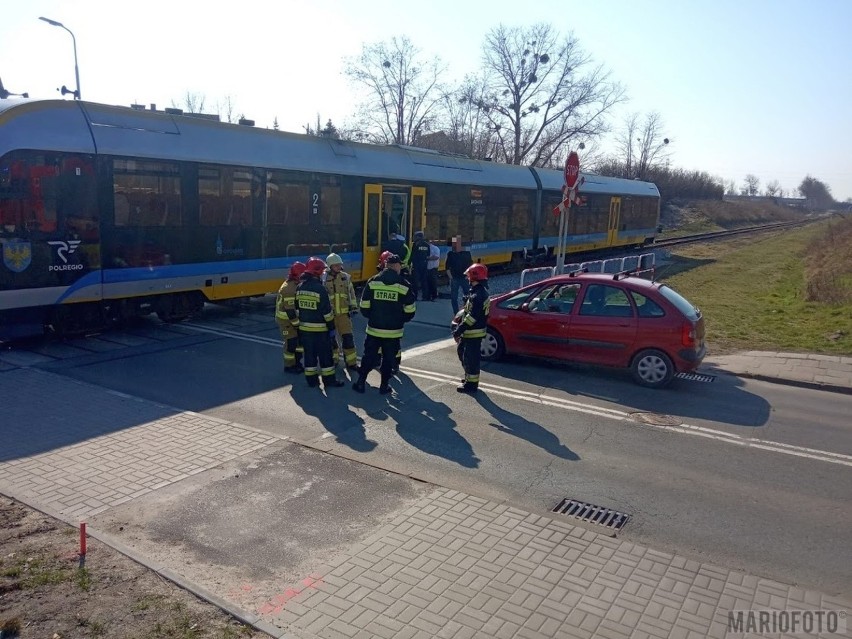 Samochód wjechał pod szynobus w Opolu.