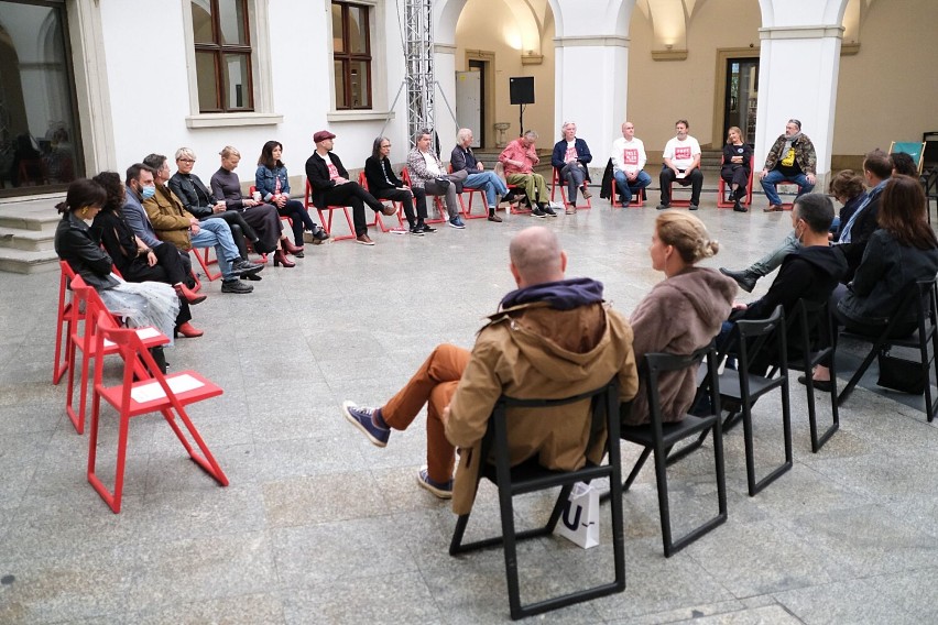 Inauguracja wystawy Sztuka Polityczna w Zamku Ujazdowskim. Kontrowersje, artyści z całego świata i wielkie zainteresowanie 