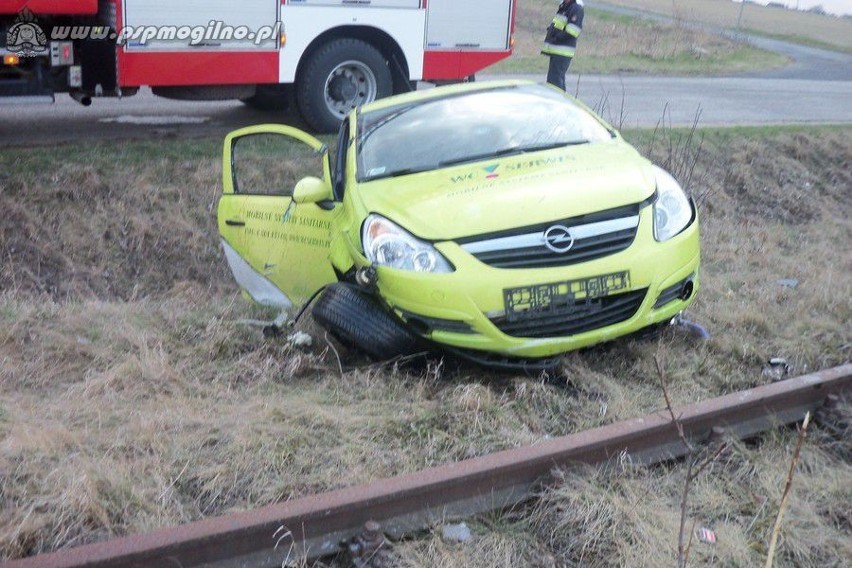 Wypadek w Kunowie. Pijany kierowca wylądował na torach kolejowych [ZDJĘCIA]