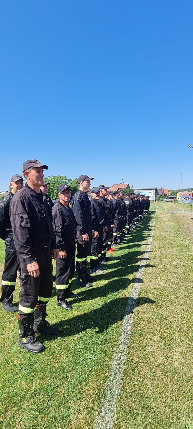 Miejsko-gminne zawody sportowo-pożarnicze w Kazimierzy Wielkiej. Kto najlepiej poradził sobie z rywalami i upałem? Zobaczcie zdjęcia