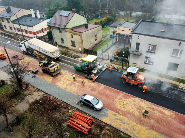 W piątek 25 listopada rozpoczęło się układanie pierwszej warstwy asfaltu na remontowanej ulicy Ogrodowej

Zobacz kolejne zdjęcia/plansze. Przesuwaj zdjęcia w prawo naciśnij strzałkę lub przycisk NASTĘPNE