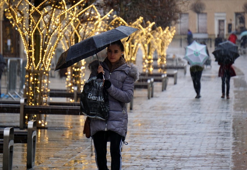 Atak deszczu ze śniegiem w Lublinie. Oblodzenie na drogach w regionie