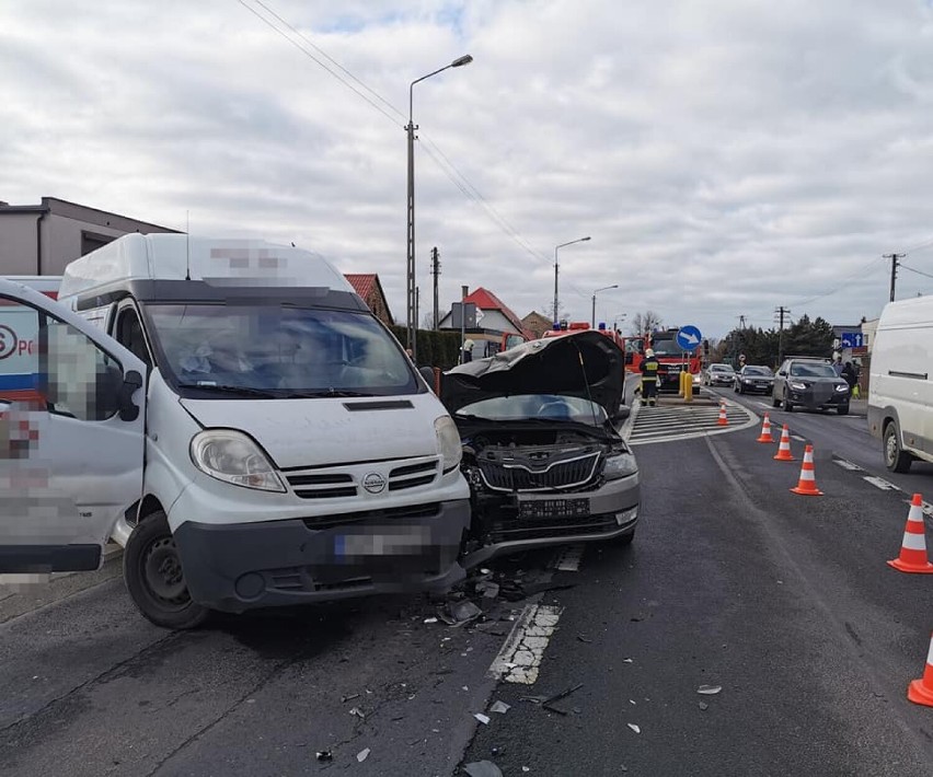 Dwa pojazdy zderzyły się na skrzyżowaniu w Granowie. Jedna osoba trafiła do szpitala
