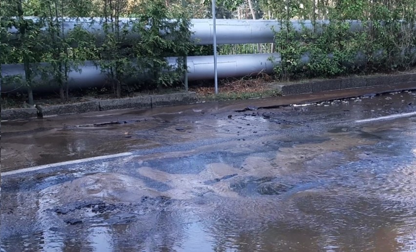 Pęknięta rura wodociągowa na ul. Zdrojowej. Podmyło ulicę