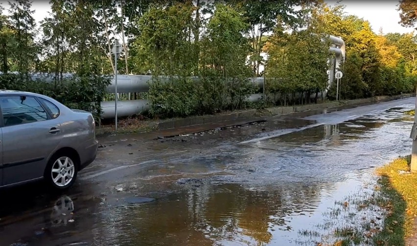 Pęknięta rura wodociągowa na ul. Zdrojowej. Podmyło ulicę