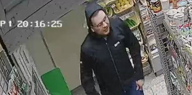 Ten mężczyzna poszukiwany jest w sprawie uszkodzenia ciała, do którego doszło w sklepie przy ul. Gdańskiej 135 w Bydgoszczy.