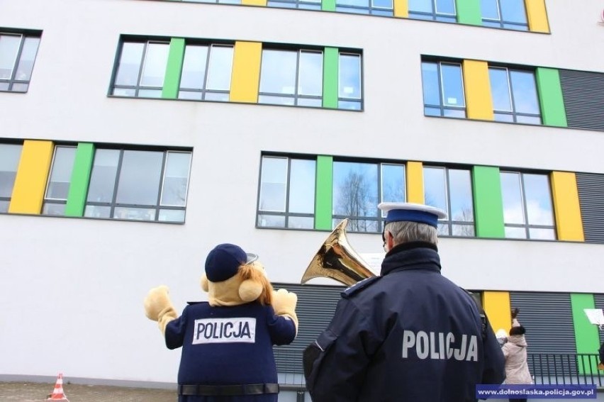 Wrocław: Policjanci zagrali dla dzieci przebywających w Przylądku Nadziei [FILM]