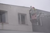 Pożar w bloku w Niewolnie! Drabiną ewakuowali mieszkańców [FOTO]