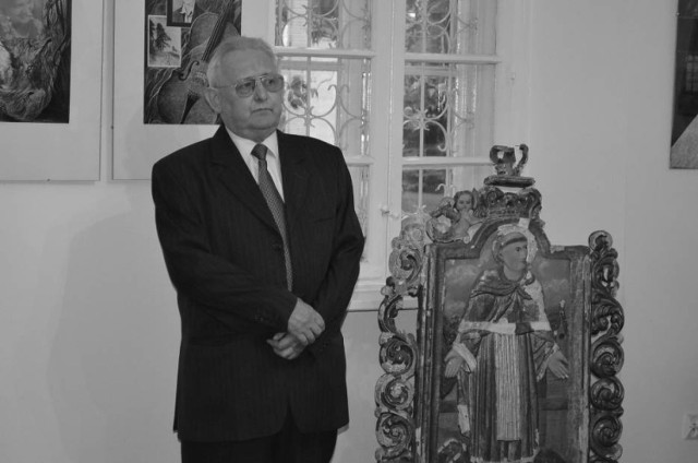 Roman Terzyk podczas wystawy swoich prac w żnińskiej Sufraganii.