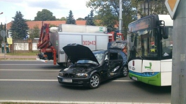 Utrudnienia na ul. Arkońskiej. BMW zderzyło się z autobusem. Dwie osoby ranne