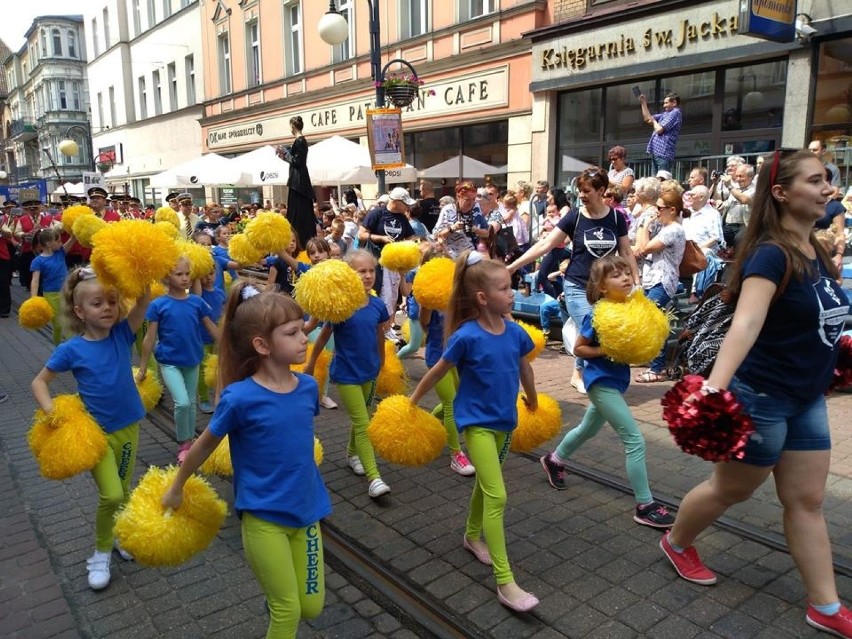 Wielka parada historyczna na ul. Wolności w Chorzowie