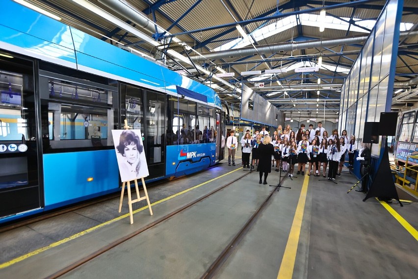 Pani Maria jest pierwszą patronką wrocławskiego tramwaju