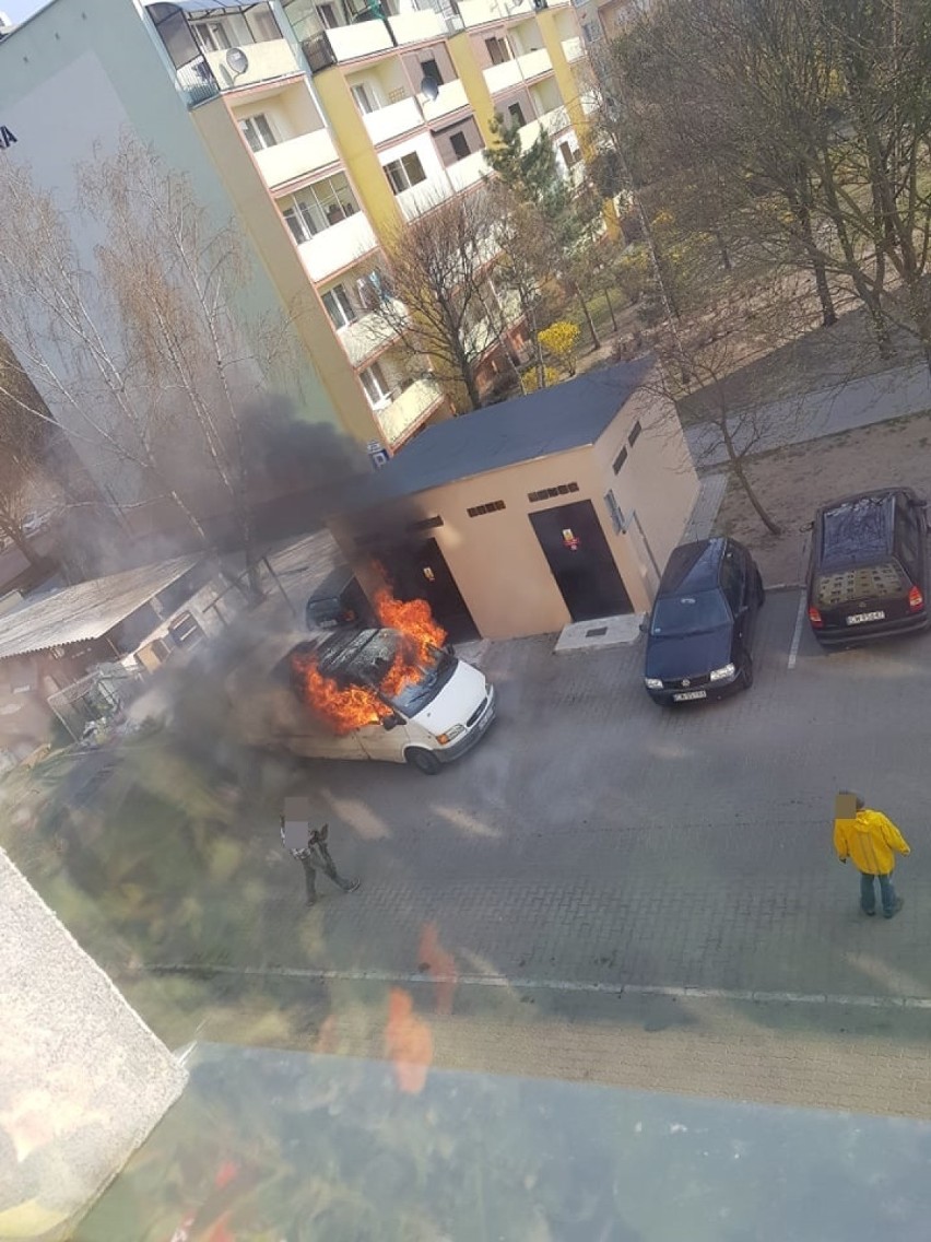 Pożar samochodu dostawczego na ulicy Moniuszki we Włocławku [zdjęcia] 