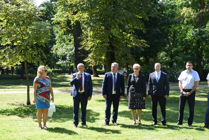 Krotoszyn: Kolejna atrakcja w parku im. Wojska Polskiego. Powstała strefa relaksu z leżakami