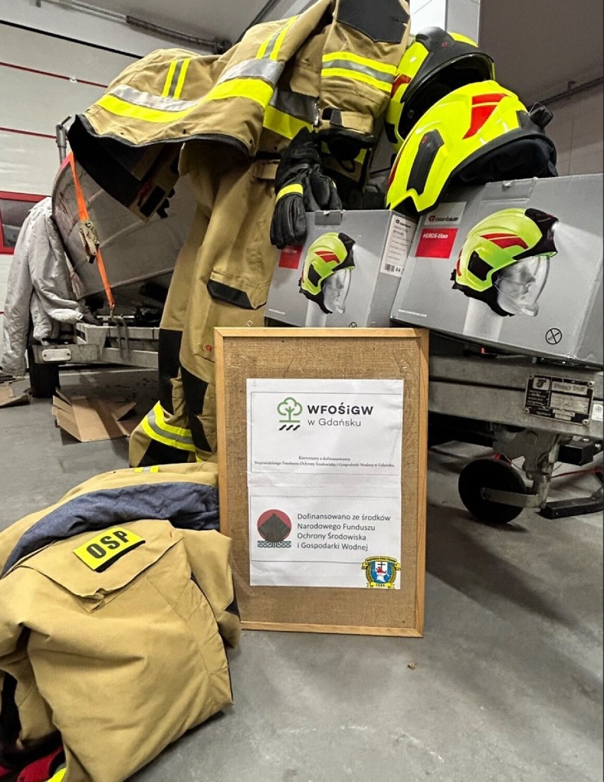 Nowe mundury i hełmy dla strażaków z OSP Łeba dzięki programowi "Florek" i dofinansowaniu z gminy