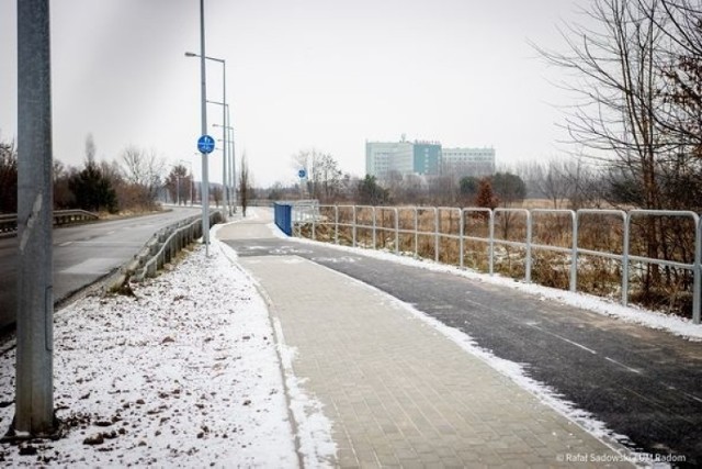 Na odcinku od szpitala na Józefowie do ulicy Warszawskiej powstała nowa droga dla rowerów w ramach Budżetu Obywatelskiego.