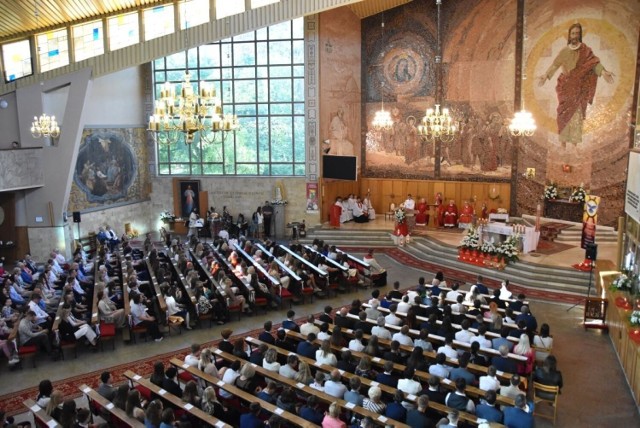 Do sakramentu przystąpiła młodzież z parafii pw. Podwyższenia Krzyża Świętego, Najświętszego Zbawiciela i świętego Urbana. Uroczystej mszy przewodniczył i sakramentu udzielił biskup Oruro w Boliwii Krzysztof Białasik.