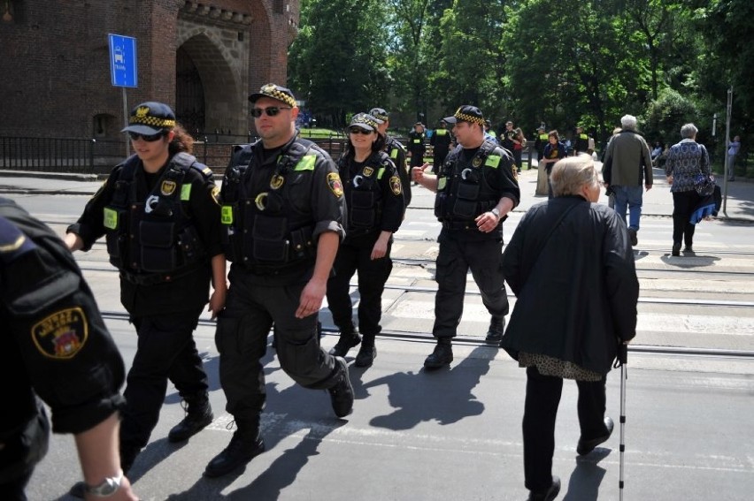 Marsz narodowców kontra marsz równości. Spotkanie skrajnie odmiennych manifestacji [ZDJĘCIA, WIDEO] 