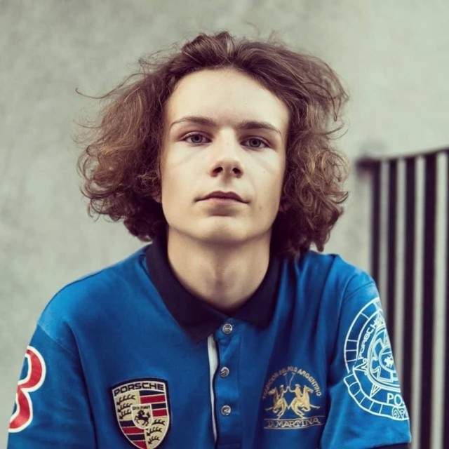Wojciech Laskowski, bo tak naprawdę nazywa się raper z Raciborza, króluje dziś w niemal wszystkich internetowych rankingach „młodych zdolnych”.