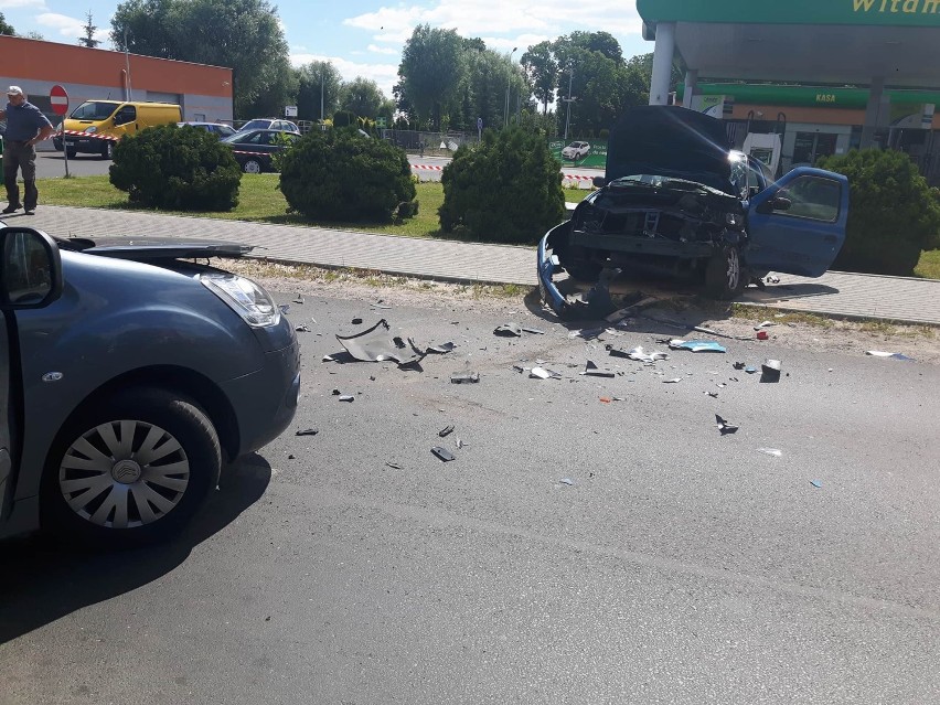 Wypadek w Szpetalu Górnym pod Włocławkiem. Czołowe zderzenie citroena z renault [zdjęcia]