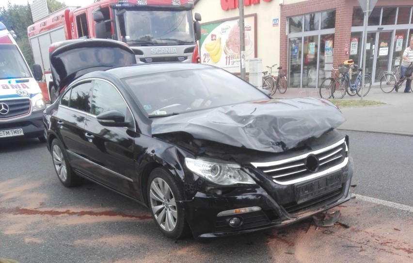 Wypadek w na ul. Tomaszowskiej w Ujeździe. Zderzyły się dwa samochody [ZDJĘCIA]